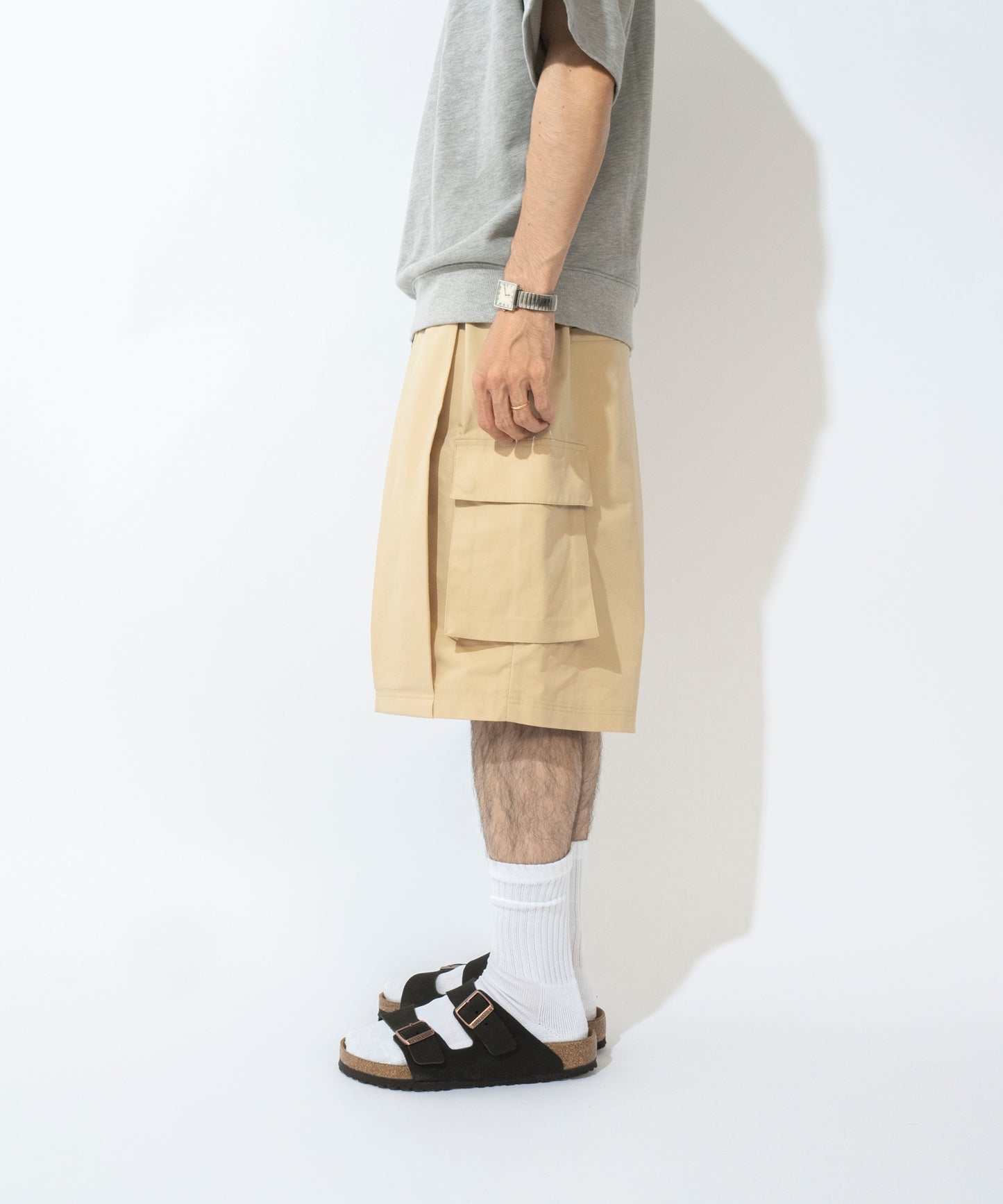 【ベージュ】TUCK CARGO SHORTS / タックカーゴショーツ