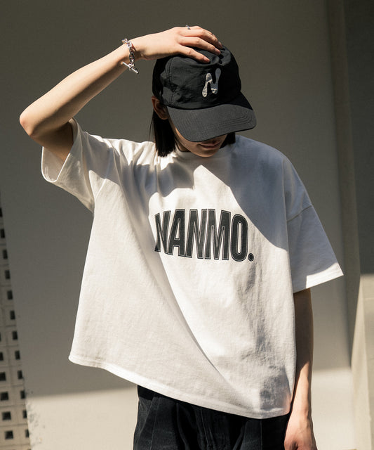 【ホワイト】NANMOグラフィックロゴTシャツ
