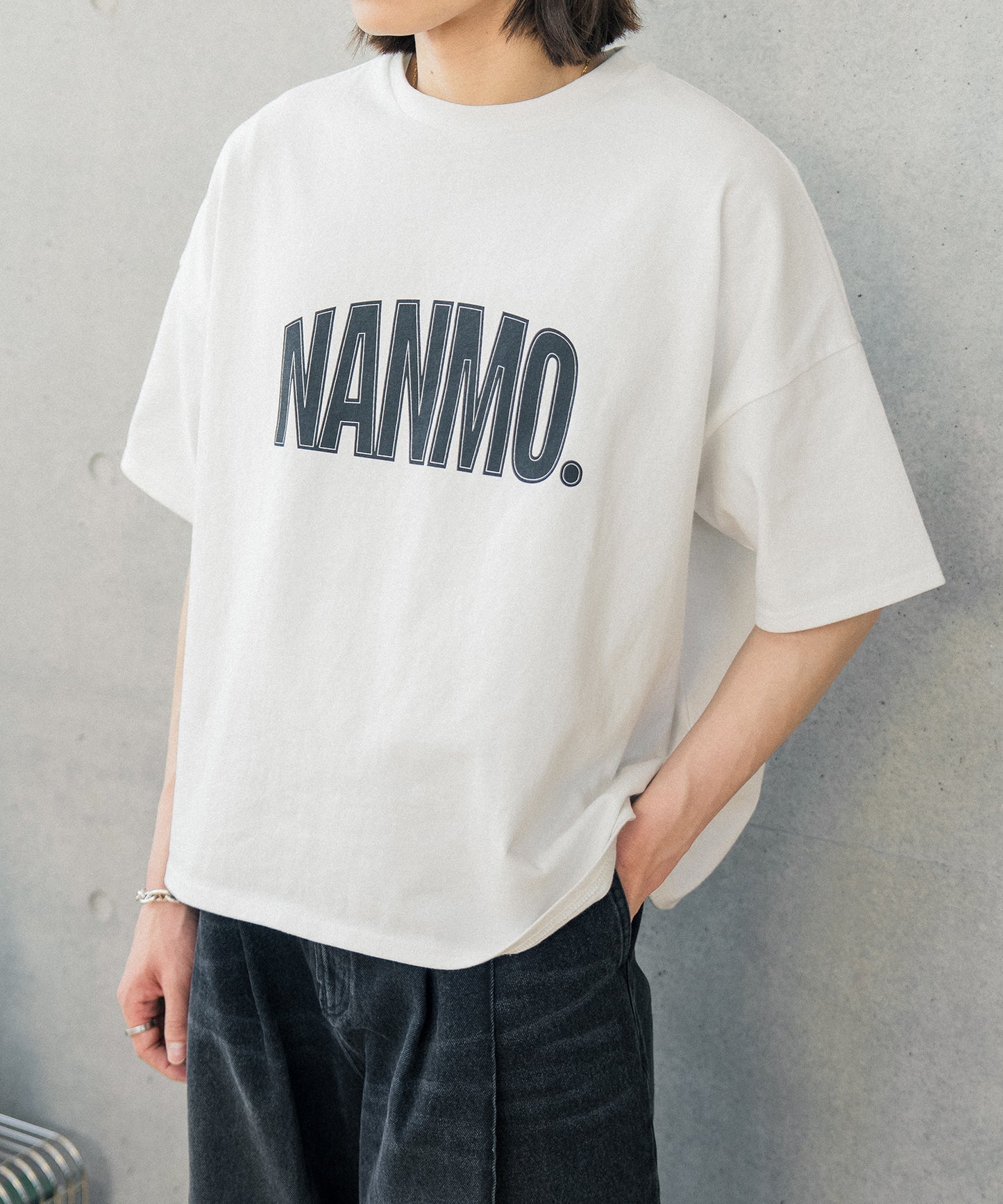 【ホワイト】NANMOグラフィックロゴTシャツ
