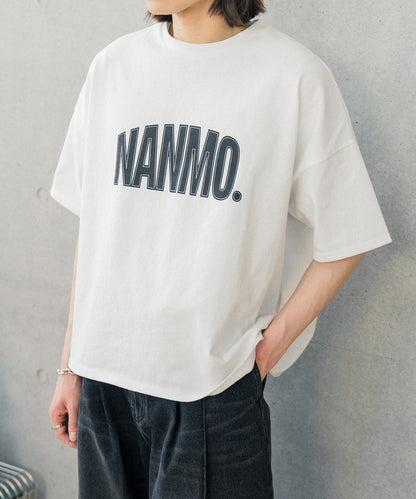【ホワイト】NANMOグラフィックロゴTシャツ