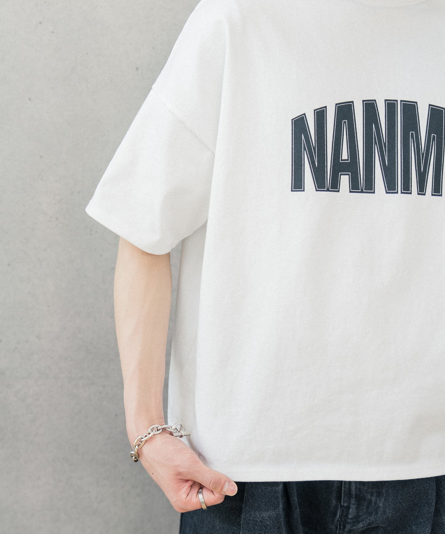【ホワイト】NANMOグラフィックロゴTシャツ