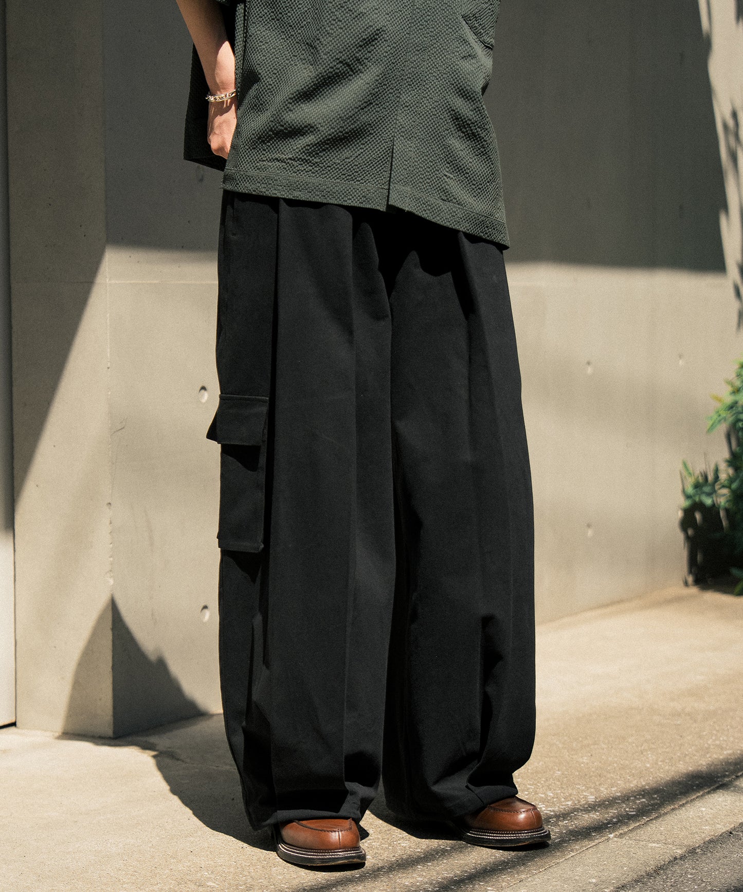 【ブラック】タックワイカーゴパンツ